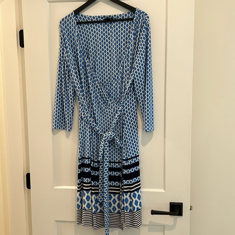 Tahari resort wear wrap dress, size 12-14. Excellent condition, so flattering!